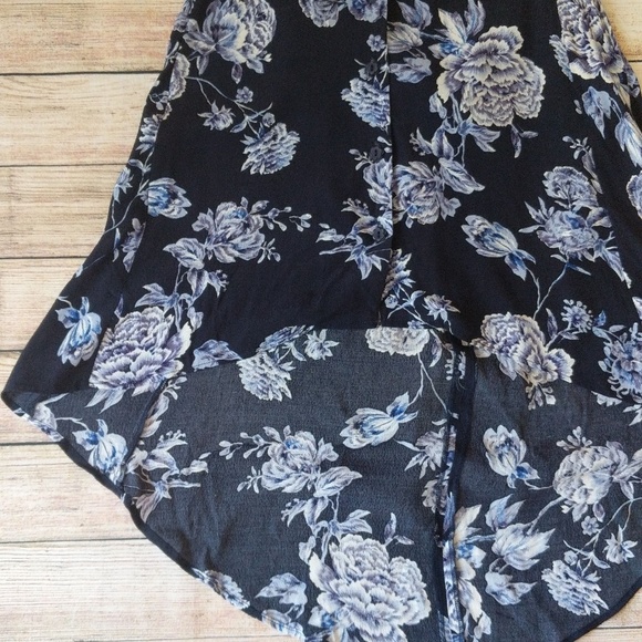 3/$20 Tigerlily Navy Floral Cut Out Back Dress - Picture 7 of 8